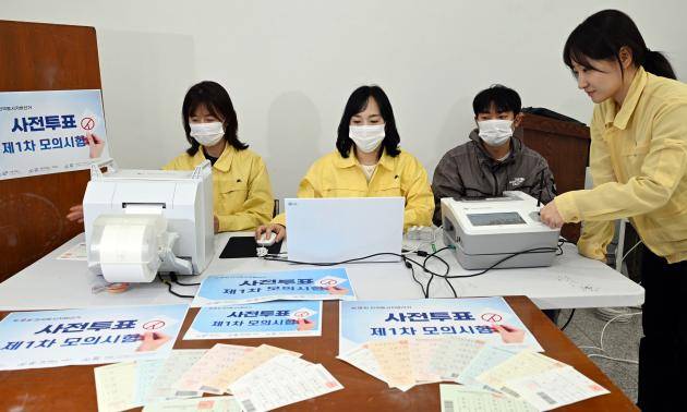 6·3 지방선거를 앞둔 28일 오후 광주 북구 전남대학교 컨벤션홀에 마련될 사전투표소에서 용봉동 행정복지센터 직원들이 투표용지 출력을 점검하고 있다./나명주기자mjna@kwangju.co.kr