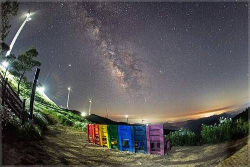 청옥산 육백마지기의 야간 풍경. 별 관측 명소로 알려지면서 전국에서 차박 및 캠핑족의 방문이 이어지고 있다.