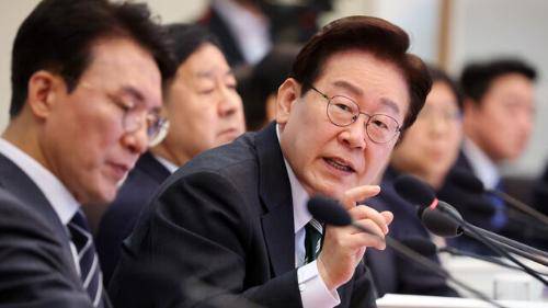 이재명 대통령, 국무회의 발언 (서울=연합뉴스) 김도훈 기자 = 이재명 대통령이 28일 청와대에서 열린 국무회의 겸 비상경제점검회의에서 발언하고 있다. 2026.4.28 superdoo82@yna.co.kr (끝) <저작권자(c) 연합뉴스, 무단 전재-재배포, AI 학습 및 활용 금지>