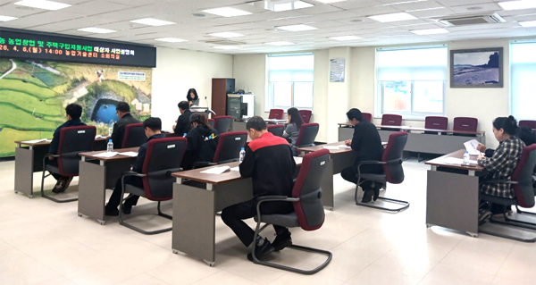 농업기술센터에서 지난 6일 귀농 농업창업 및 주택구입 지원사업 설명회가 열리고 있다. / 고성군