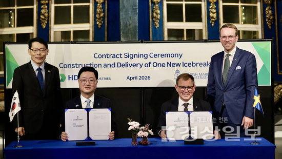 ▲ HD현대중공업은 최근 스웨덴 스톡홀름에 위치한 국립해양박물관에서 스웨덴 해사청(SMA)과 쇄빙전용선에 대한 건조계약 서명식을 진행했다고 27일 밝혔다. 이날 행사에는 주원호 HD현대중공업 사장(함정·중형선사업대표)과 에리크 에클룬드 스웨덴 해사청장 등이 참석해 계약 체결의 의미와 향후 협력 방안에 대해 의견을 나눴다. HD현대중공업 제공