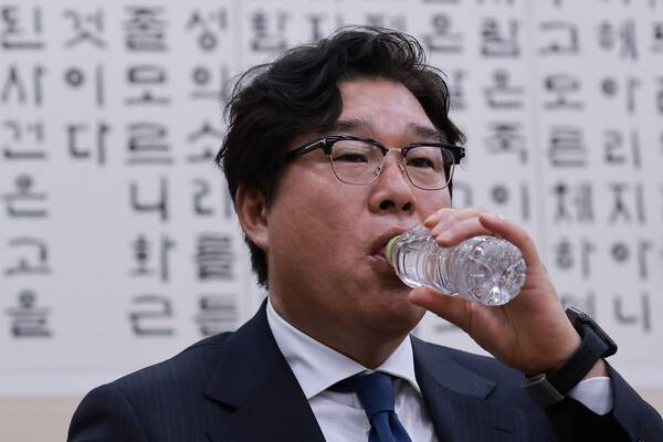 28일 국회 윤석열 정권 정치검찰 조작기소 의혹 사건 진상규명 국정조사특별위원회 제11차 전체회의에서 열린 종합 청문회에 김성태 전 쌍방울 회장이 증인으로 출석해 물을 마시고 있다. 연합뉴스