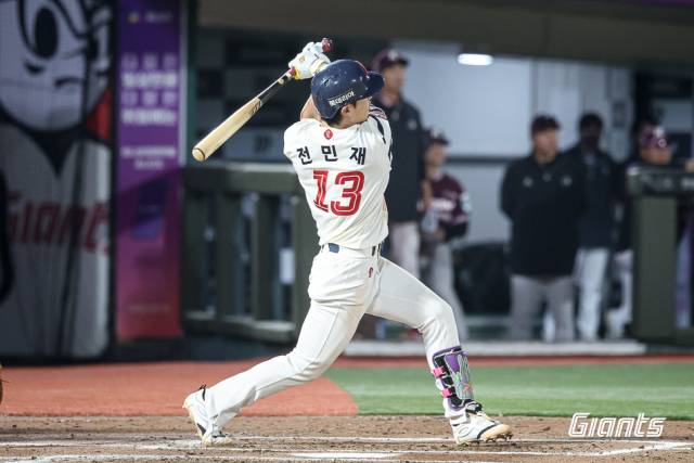 롯데 전민재가 5회말 키움 선발투수 알칸타라를 상대로 2루타를 치고 있다. 롯데 자이언츠 제공