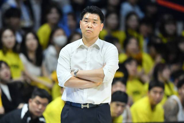 지난 27일 열린 프로농구 4강 PO 3차전에서 창원 LG 조상현 감독이 경기를 지켜보고 있다./KBL/