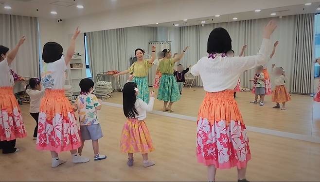 행복예술아카데미 원데이 문화특강 가족 하와이 훌라댄스 모습. <행복북구문화재단 제공>