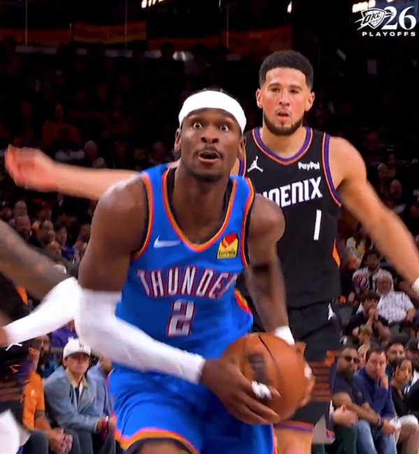 SGA의 돌파와 지켜보는 부커(사진=오클라호마시티 썬더 SNS)