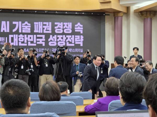 최태원 SK그룹 회장이 28일 오전 국회 의원회관에서 열린 '한·중 의원연맹 2026 제1회 정책세미나'에 참석해 국회의원과 인사하는 모습. [출처=EBN]