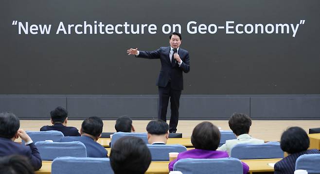 최태원 대한상의 회장이 28일 국회 의원회관에서 개최한 '한중 의원연맹 2026년 제1회 정책세미나'에서 '미·중 AI 패권 경쟁 속 대한민국 성장 전략'이라는 주제로 강연을 하고 있다.(사진=대한상의)