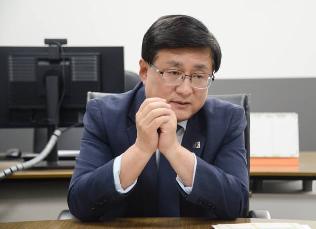 김성환 기후에너지환경부 장관이 지난 24일 브릿지경제와 가진 단독인터뷰에서 질의에 답하고 있다. 이철준 기자