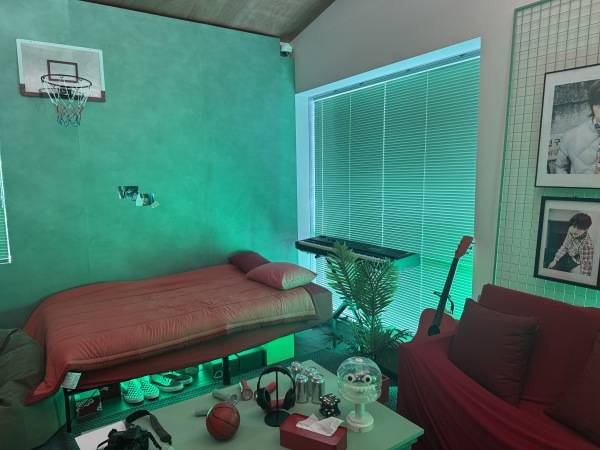 K-팝 그룹 코르티스와 협업한 에어비앤비 팝업 숙소. 코르티스 작업실을 팝업 숙소로 구현한 공간이다. /사진=김견희 기자