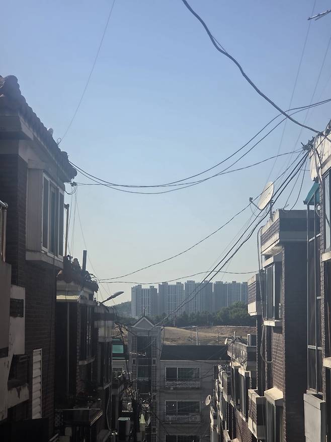 ▲성남시 중원구 노후 주택가 사이로 이주를 마친 상대원2구역 재개발 부지가 드러나 있다. 철거된 현장 뒤편으로는 이미 조성된 고층 아파트 단지가 대비를 이루며, 지역 내 주거 환경 격차를 보여주고 있다. 사진=장혜원 기자