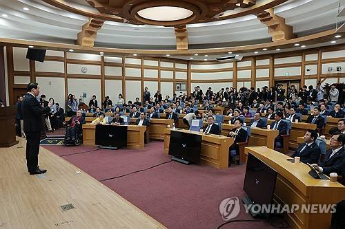 국회의원회관에서 열린 AI 관련 정책 세미나(서울=연합뉴스) 신현우 기자 = 대한상공회의소 회장인 최태원 SK그룹 회장이 28일 국회의원회관에서 한중의원연맹이 연 '미·중 AI 기술 패권 경쟁 속 대한민국 성장전략' 정책세미나에 참석해 강연하고 있다. 2026.4.28 nowwego@yna.co.kr