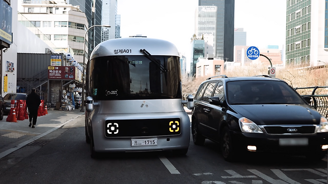 오토노머스에이투지 무인 자율주행 로보셔틀 ‘로이’가 서울 청계천에서 운행 중인 모습. 출처=오토노머스에이투지