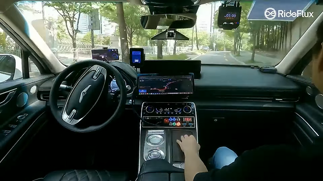 라이드플럭스의 운전석이 비워져있는 무인 자율주행차 서울 도심 운행 모습. 출처=라이드플럭스