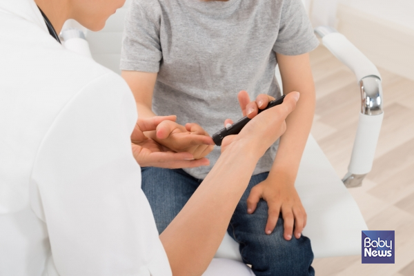 제1형 당뇨병은 면역 체계가 췌장의 인슐린 분비 세포(베타세포)를 파괴하여 인슐린이 거의 생성되지 않는 자가면역 질환이다. ⓒ베이비뉴스