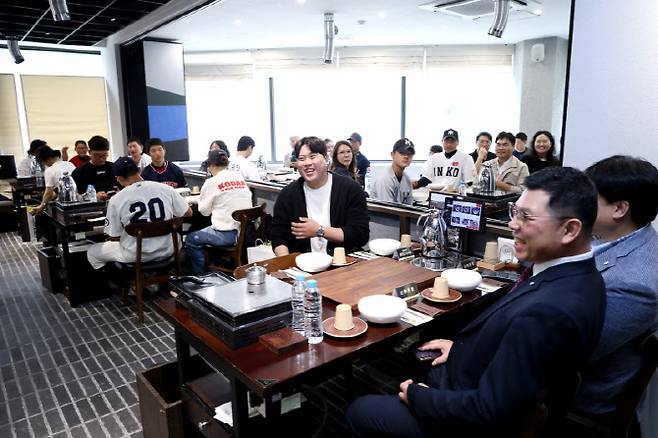 한화이글스 류현진이 유소년 야구 선수들과 즐거운 시간을 보내고 있다. 사진=류현진재단