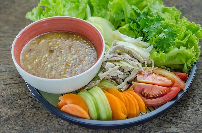 보통 샐러드 드레싱 2스푼(약 30mL)에는 나트륨 200~400mg이 들어 있다｜출처: 클립아트코리아