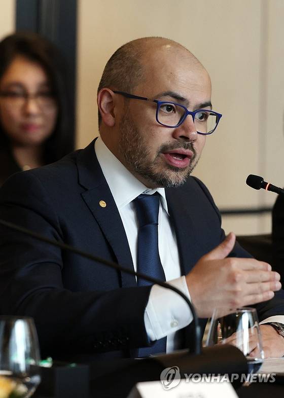 데미스 허사비스 구글 딥마인드 최고경영자(CEO)가 27일 서울 종로구 포시즌스호텔에서 열린 과기정통부-구글 딥마인드 MOU 체결식에서 인사말을 하고 있다. 〈사진=연합뉴스〉