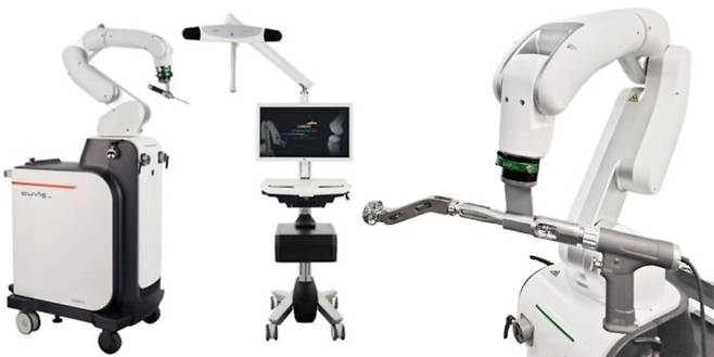 CUVIS joint 인공관절 수술로봇(왼쪽)은 고관절 수술 툴(tool)을 장착(오른쪽)하면 인공고관절 치환술(THA)도 가능하다. 사진=큐렉소
