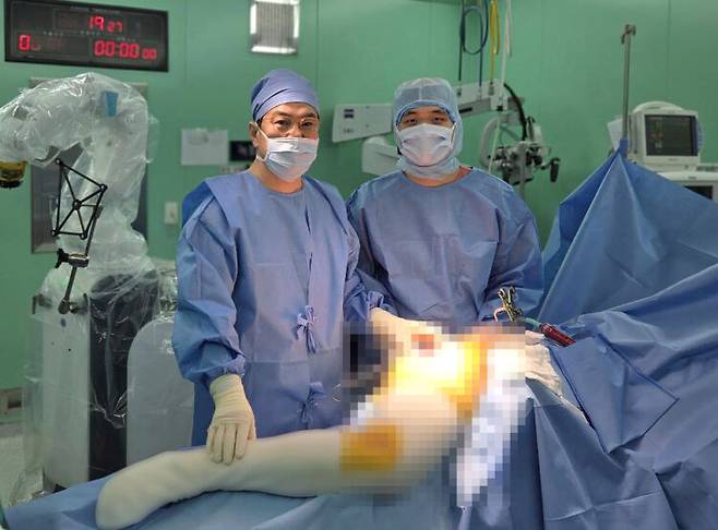 국산 '큐비스 조인트 THA'를 이용한 고관절 로봇수술. 사진=서울부민병원
