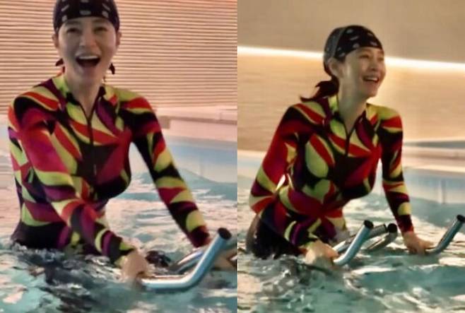 김혜수가 수중 바이크를 타고 있다. 사진=김헤수 인스타그램