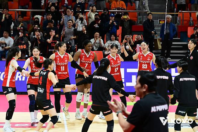 승리 후 광주 팬들과 기쁨을 나누는 페퍼 선수들(KOVO제공)