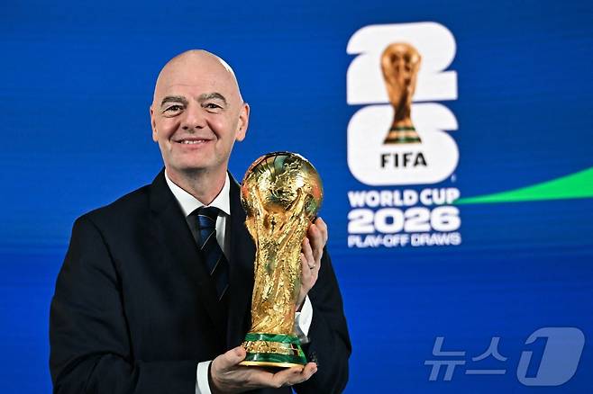 FIFA가 2026 북중미 월드컵에서 경고누적 출장정지 규정을 바꾸는 방안을 논의 중이다.  ⓒ AFP=뉴스1