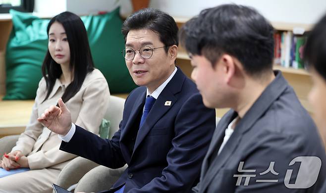 정원오 더불어민주당 서울시장 후보가 28일 서울 동대문구 경희대 캠퍼스타운 삼의원창업센터 누리터에서 열린 정원오의 찾아가는 간담회 : 청년기업가 및 예비창업자 편에서 청년들과 대화를 나누고 있다. 2026.4.28 ⓒ 뉴스1 박지혜 기자