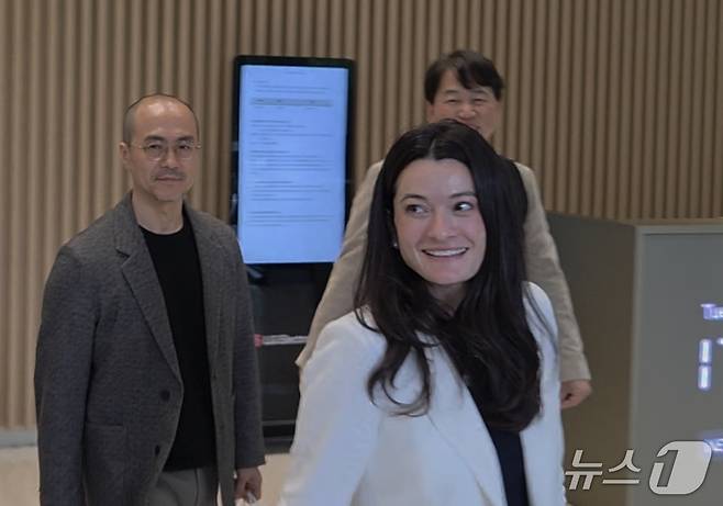 정소영 엔비디아 코리아 대표(왼쪽)와 매디슨 황 엔비디아 옴니버스·로보틱스 제품 마케팅 수석 이사가 28일 서울 여의도 트윈타워에서 류재철 LG전자 최고경영자(CEO)와 비즈니스 미팅을 마무리하고 떠나고 있다. 2026. 4. 28/뉴스1 황진중 기자