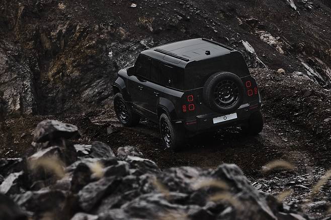 JLR 코리아가 17일 충북 진천에서 개최한 '2026 데스티네이션 디펜더' 행사에서 국내 최초로 공개된 랜드로버 중형 SUV '디펜더 OCTA 블랙' 모델이 오프로드 코스를 주행하고 있는 모습(JL 코리아 제공). 2026.4.17.