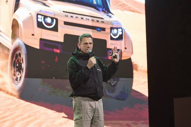 로빈 콜건 JLR 코리아 대표가 17일 충북 진천에서 열린 '2026 데스티네이션 디펜더' 행사에서 '디펜더 OCTA 블랙'을 소개하고 있는 모습(JL 코리아 제공). 2026.4.17.