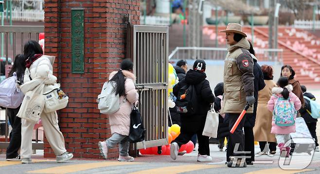 삼일절 연휴 후 첫 평일로 개학식과 입학식이 몰린 4일 오전 서울 마포구 아현초등학교에서 학생들이 등교하고 있다. 2025.3.4 ⓒ 뉴스1 이동해 기자
