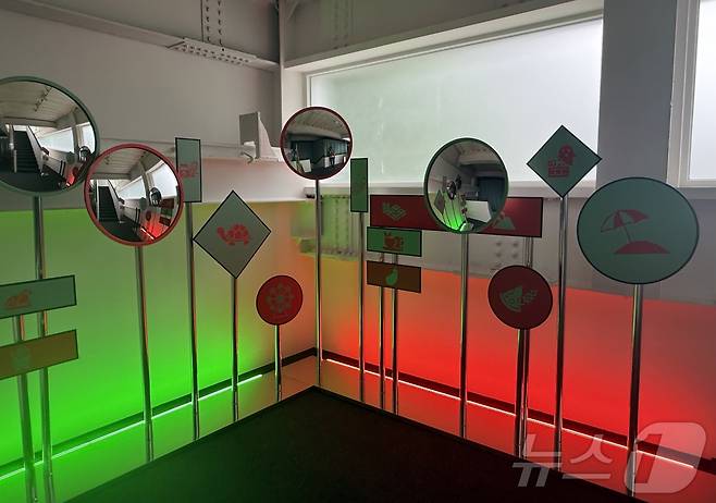 멤버들이 좋아하는 거북이와 감자튀김 문양이 새겨진 볼록 거울ⓒ 뉴스1 윤슬빈 관광전문기자