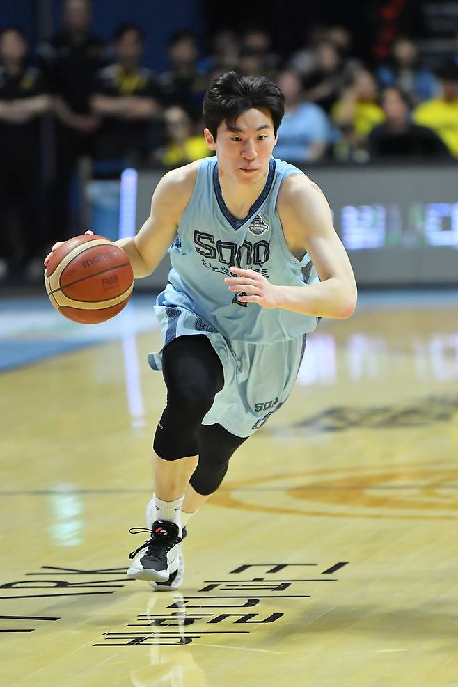 소노 이정현(가운데)이 27일 고양소노아레나에서 열린 2025~2026 LG전자 프로농구 4강 플레이오프 3차전 LG와 경기에서 돌파하고 있다. 사진 | KBL