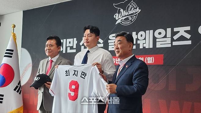메이저리그(ML) 출신 최지만(가운데)이 27일 울산 문수구장에서 열린 울산 웨일즈 입단식에서 구단주인 김철욱 울산시체육회장(왼쪽), 김두겸 울산시장과 기념촬영 하고 있다. 울산 | 김민규 기자 kmg@sportsseoul.com