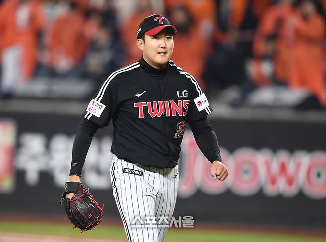 LG 선발투수 손주영이 29일 대전 한화생명볼파크에서 열린 2025 KBO 포스트시즌 한국시리즈 3차전 한화와 경기 5회 투구 후 더그아웃으로 들어오고 있다. 대전 | 최승섭기자 thunder@sportsseoul.com
