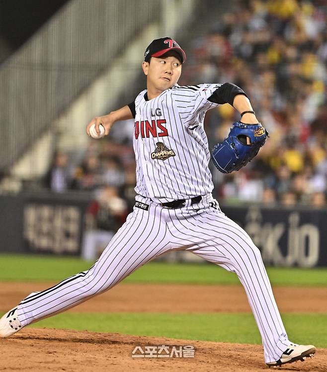 LG 유영찬이 21일 잠실구장에서 열린 2026 KBO리그 한화와 경기 9회초 등판해 힘차게 공을 던지고 있다. 유영찬은 1이닝을 무실점으로 막아내며 시즌 10세이브를 기록했다. 잠실 | 박진업 기자 upandup@sportsseoul.com