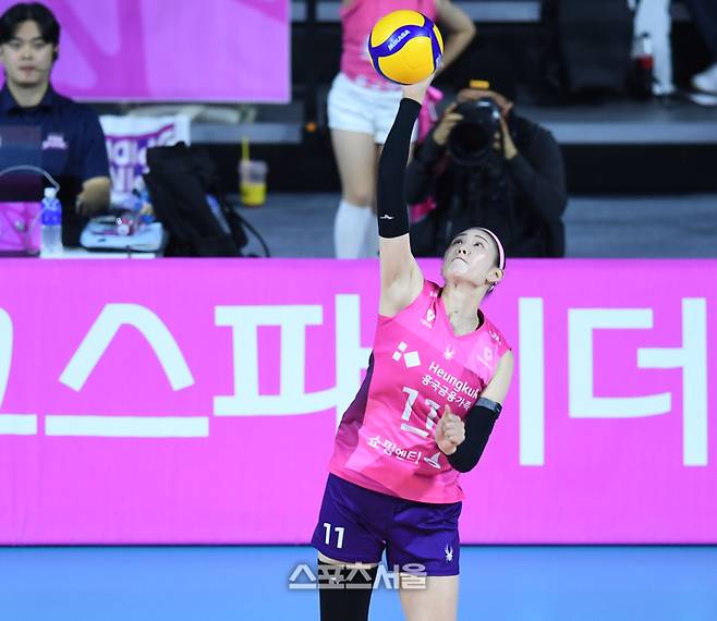 흥국생명 김수지가 20일 인천 삼산월드체육관에서 열린 2025~2026 V-리그 GS칼텍스와 경기에서 서브를 넣고 있다.  2025. 11. 20. 삼산 | 최승섭기자 thunder@sportsseoul.com