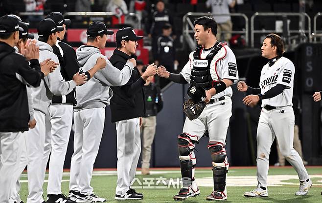 KT 이강철 감독(가운데)이 23일 수원 KT위즈파크에서 열린 2026 KBO리그 KIA전에서 8-3으로 승리하며 3연승을 기록한 뒤 장성우, 김상수와 하이파이브를 나누고 있다. 수원 | 박진업 기자 upandup@sportsseoul.com