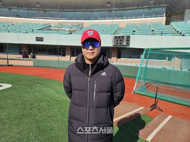 울산 장원진 감독이 13일 울산 문수야구장에서 열린 울산 웨일즈 프로야구단 공개 트라이아웃서 취재진 인터뷰에 응하고 있다. 울산 | 강윤식 기자 skywalker@sportsseoul.com