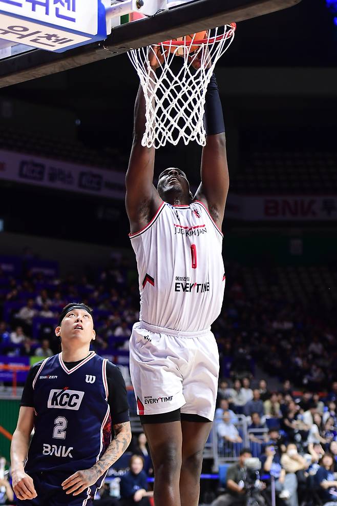 정관장 오브라이언트가 28일 부산 사직실내체육관에서 열린 2025~2026 LG전자 프로농구 4강 플레이오프(PO) KCC와 3차전에서 덩크슛을 시도하고 있다. 사진 | KBL