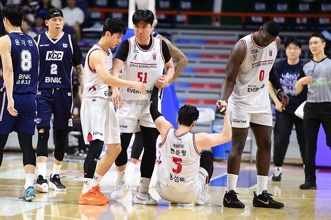 정관장 변준형이 28일 부산 사직실내체육관에서 열린 2025~2026 LG전자 프로농구 4강 플레이오프(PO) KCC와 3차전에서 동료들의 부축을 받고 있다. 사진 | KBL