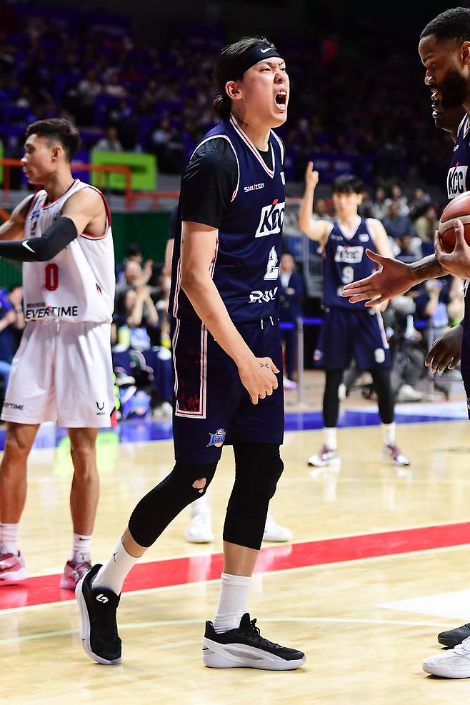 KCC 최준용이 28일 부산 사직실내체육관에서 열린 2025~2026 LG전자 프로농구 4강 플레이오프 정관장과 3차전에서 포효하고 있다. 사진 | KBL