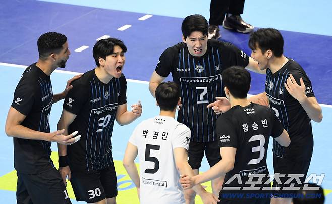 2일 인천 계양체육관에서 열린 V리그 남자부 챔피언결정전 대한항공과 현대캐피탈의 경기. 현대캐피탈 레오, 신호진, 허수봉이 득점 후 환호하고 있다. 인천=박재만 기자 pjm@sportschosun.com/2026.04.02/