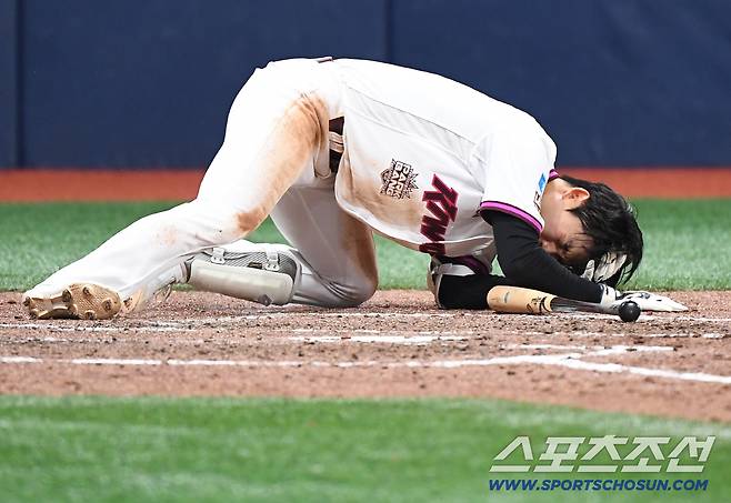 26일 오후 서울 고척스카이돔에서 열린 삼성-키움전. 8회말 2사 1루 박수종이 사구에 맞아 쓰러지고 있다. 고척=정재근 기자 cjg@sportschosun.com/2026.4.26/
