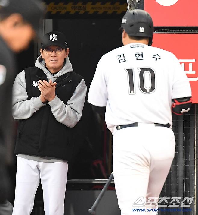 21일 수원 케이티위즈파크에서 열린 KT와 KIA의 경기. 1회말 KT 김현수가 KIA김태형을 상대로 투런홈런을 날렸다. 이강철 감독의 축하를 받고 있는 김현수. 수원=송정헌 기자songs@sportschosun.com/2026.04.21/