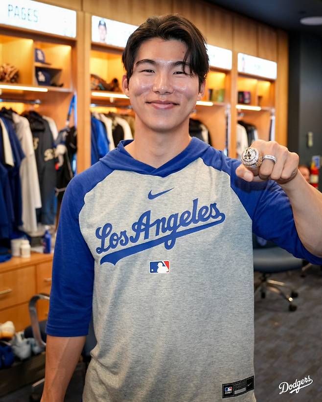 우승 반지를 낀 김혜성. 사진=LA 다저스 공식 SNS