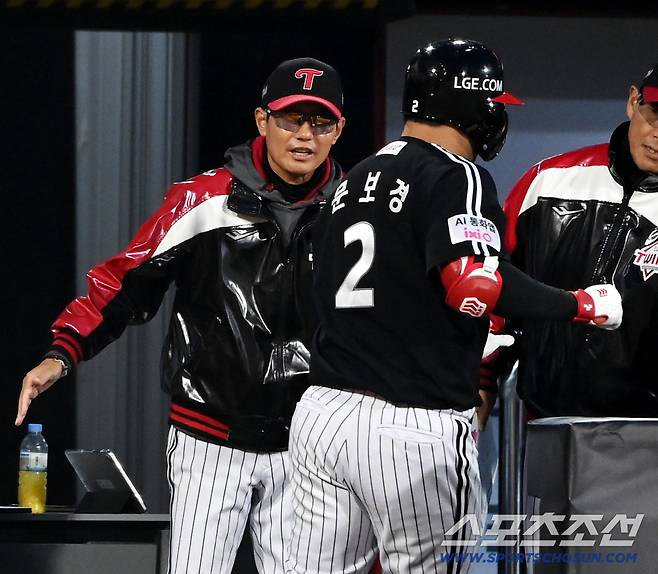 28일 수원KT위즈파크에서 열린 LG와 KT의 경기, 4회초 문보경이 솔로홈런을 치고 염경엽 감독의 환영을 받고 있다. 수원=허상욱 기자wook@sportschosun.com/2026.04.28/