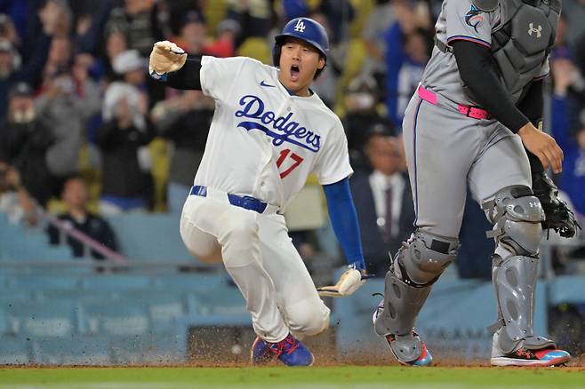 오타니가 9회말 카일 터커의 중전안타 때 홈으로 슬라이딩해 끝내기 득점을 올리고 있다. Imagn Images연합뉴스