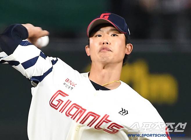 28일 부산 사직야구장에서 열린 롯데와 키움의 경기. 투구하고 있는 롯데 현도훈. 부산=송정헌 기자songs@sportschosun.com/2026.04.28/